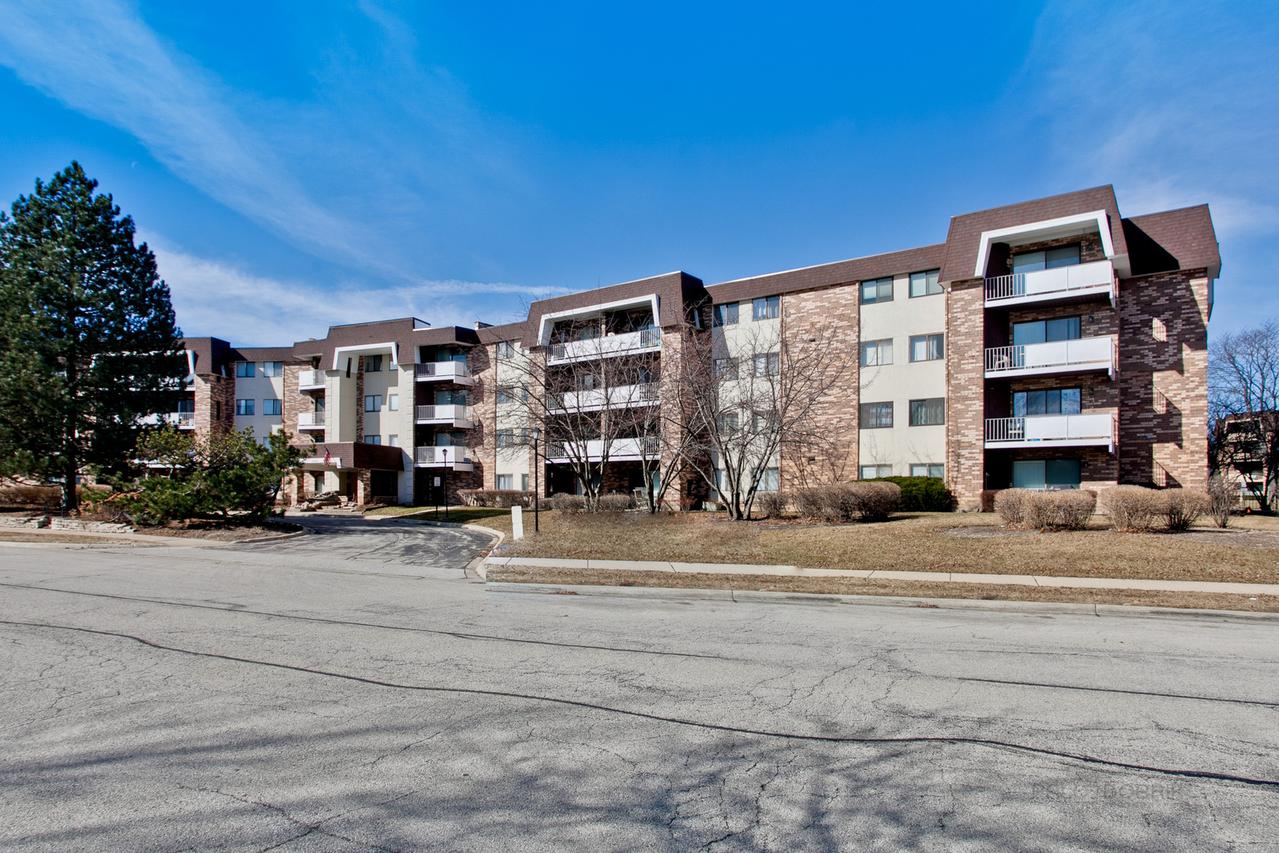 3300 N Carriageway Dr. #202, Arlington Heights, IL 60004