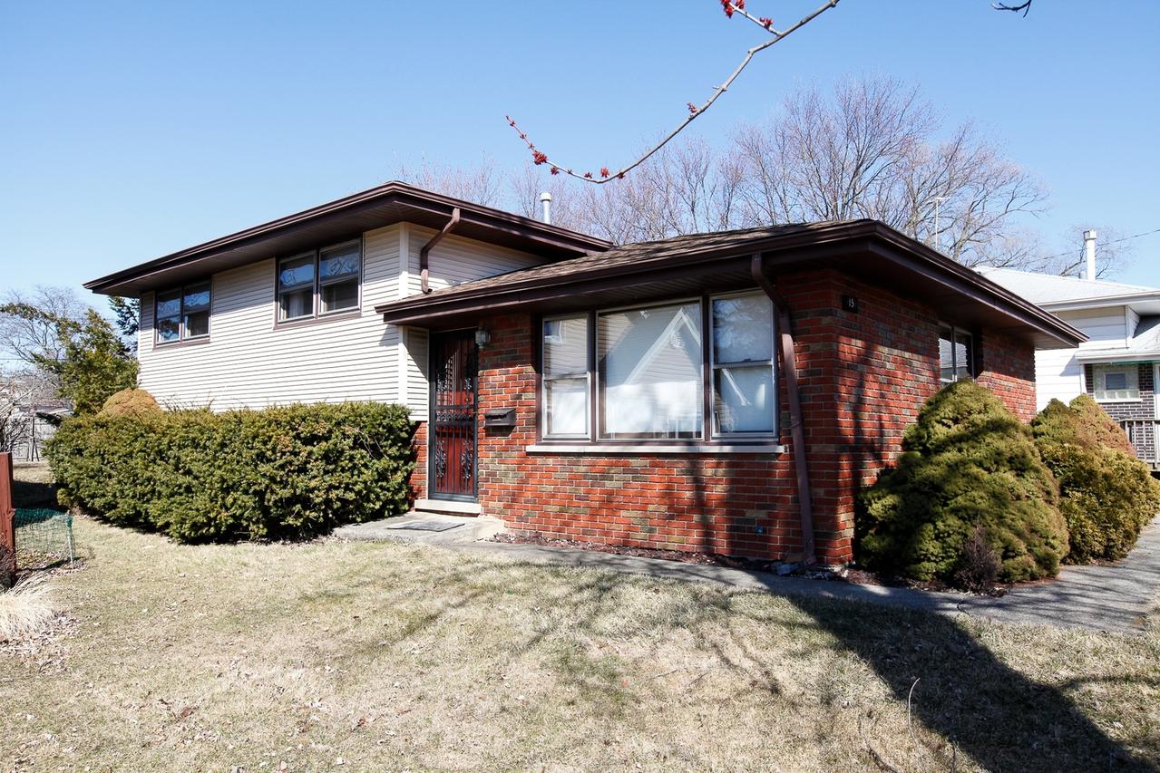 15 Norton Dr., Lemont, IL 60439