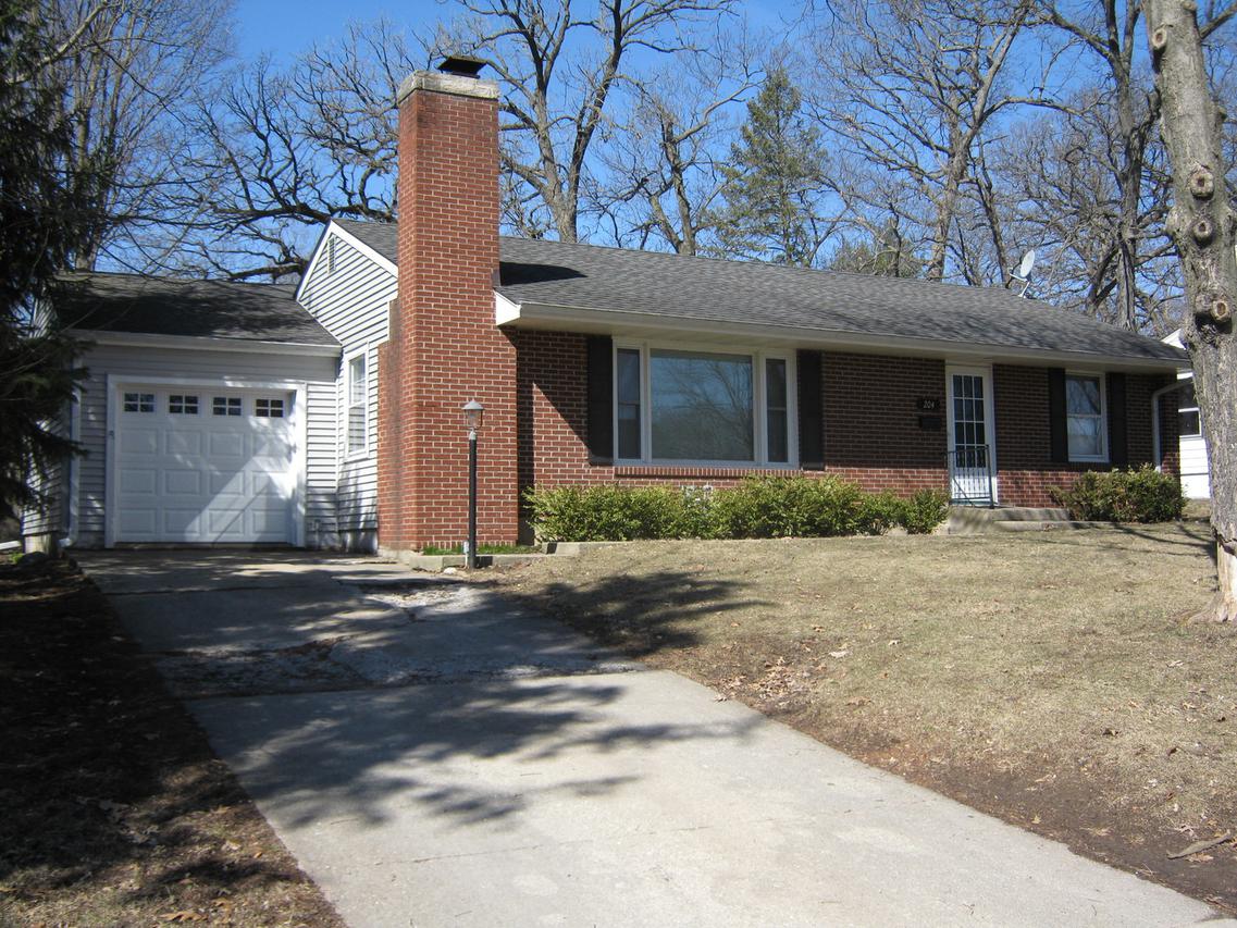 204 Delcy Dr., Dekalb, IL 60115