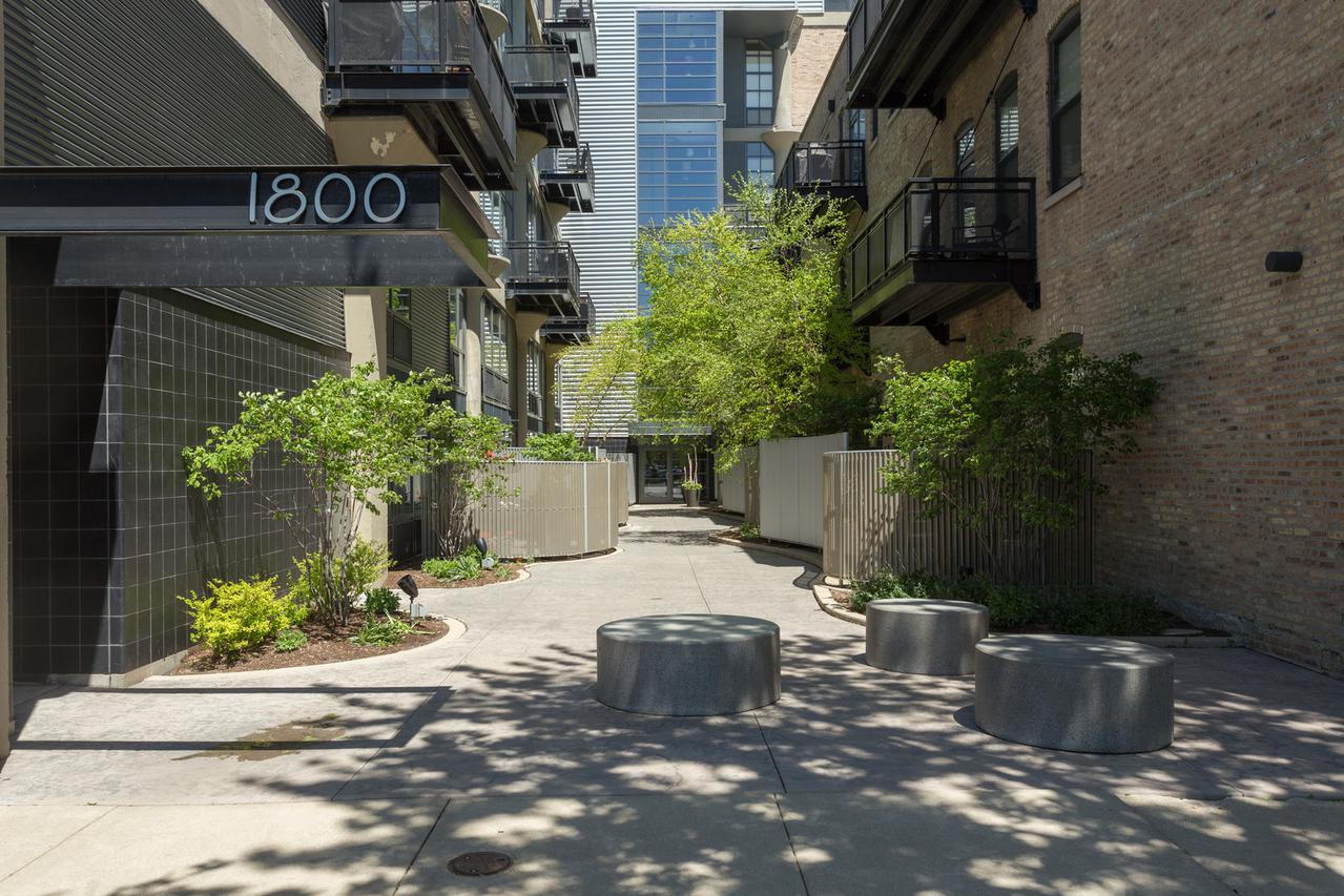 1800 W Grace St. #421, Chicago, IL 60613