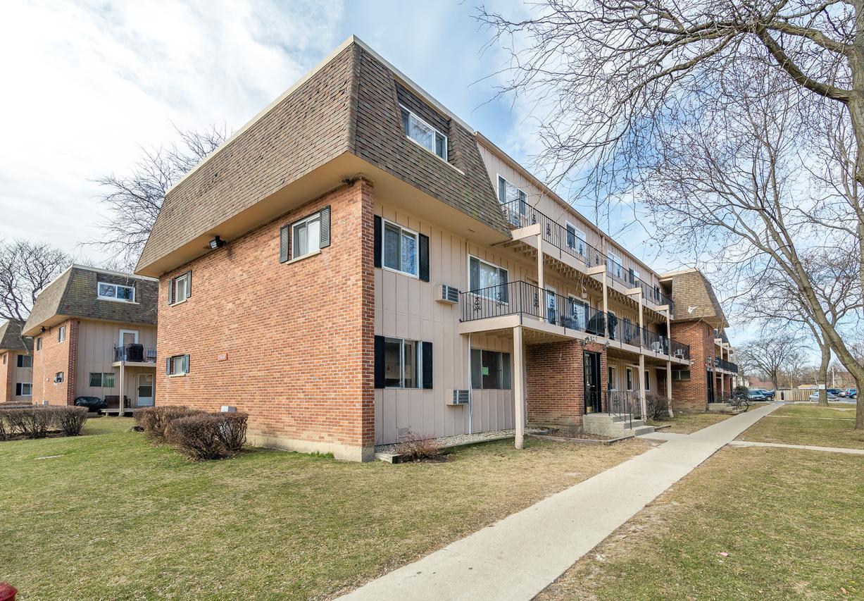 2410 Algonquin Rd. #6, Rolling Meadows, IL 60008