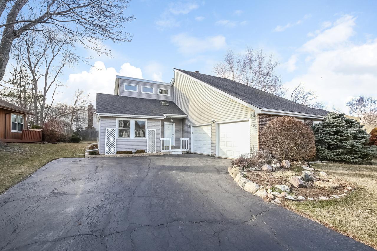 450 Tanglewood Dr., Gurnee, IL 60031