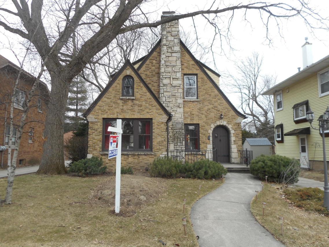 8 S Commonwealth Ave., Elgin, IL 60123