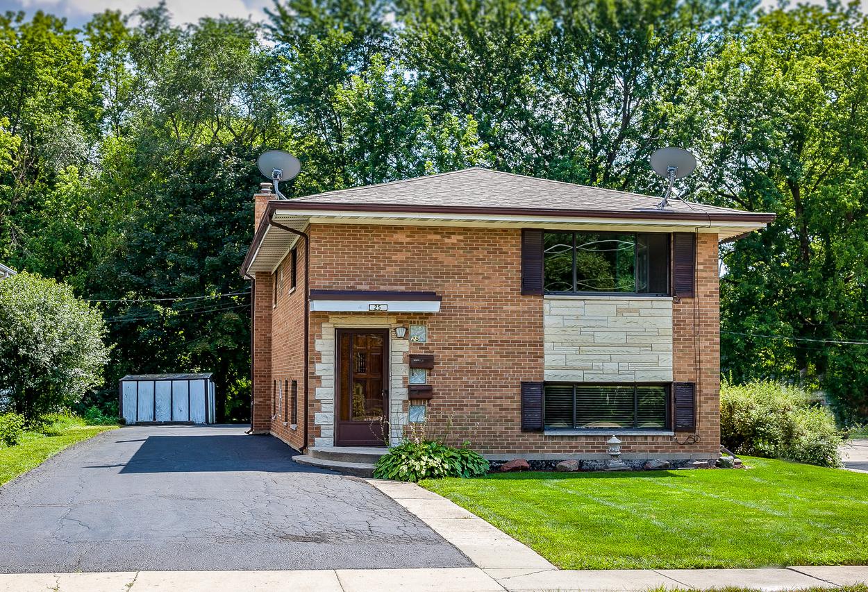 25 Wellington Ave., Mundelein, IL 60060