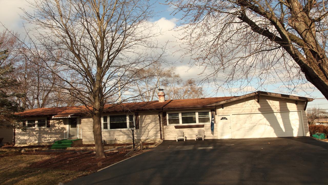 2006 Oak Dr., Mchenry, IL 60050