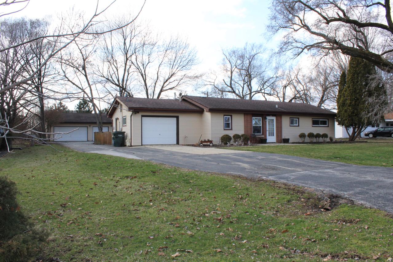 356 Hilltop Dr., North Aurora, IL 60542