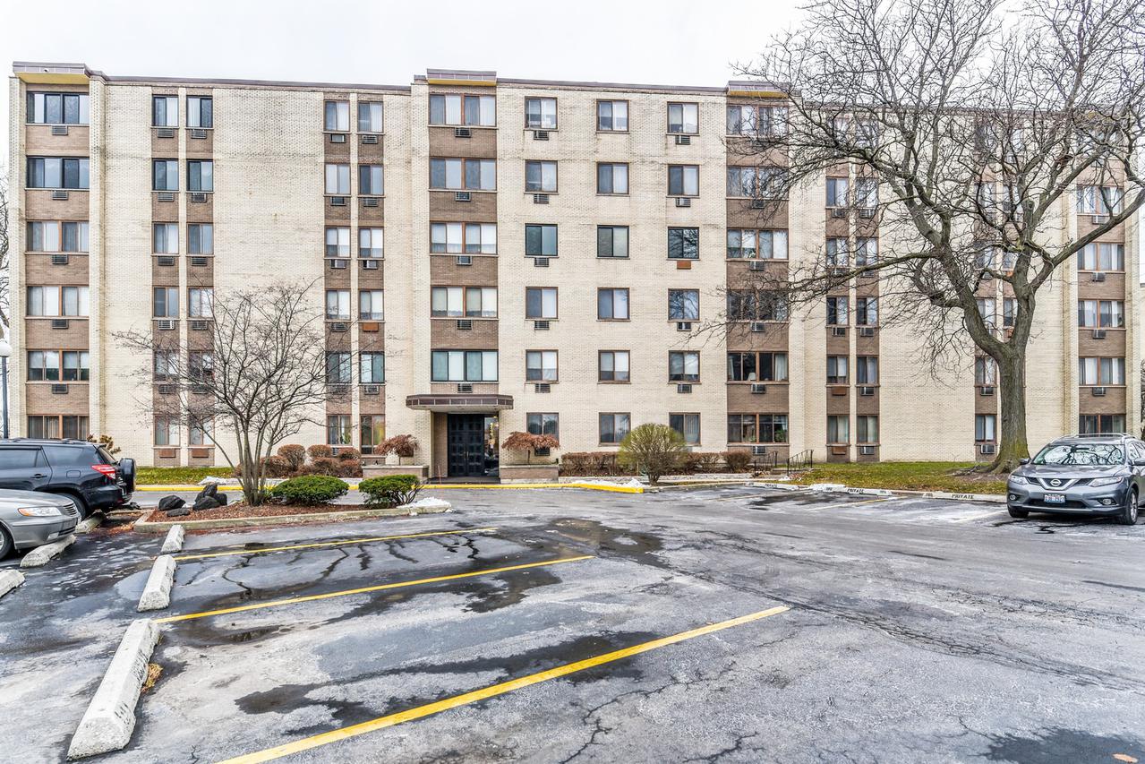 9740 S Pulaski Rd. #403, Oak Lawn, IL 60453
