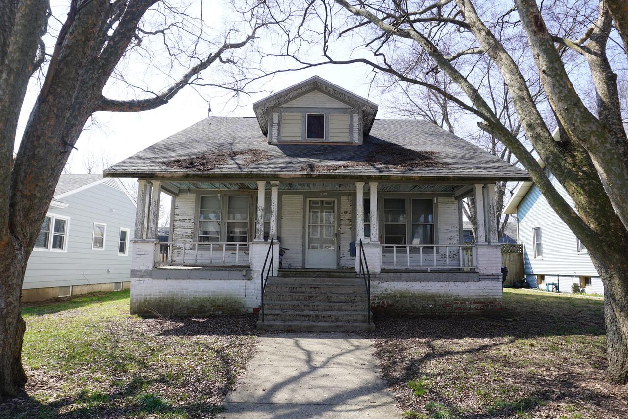 207 Wilson Ave., Villa Grove, IL 61956
