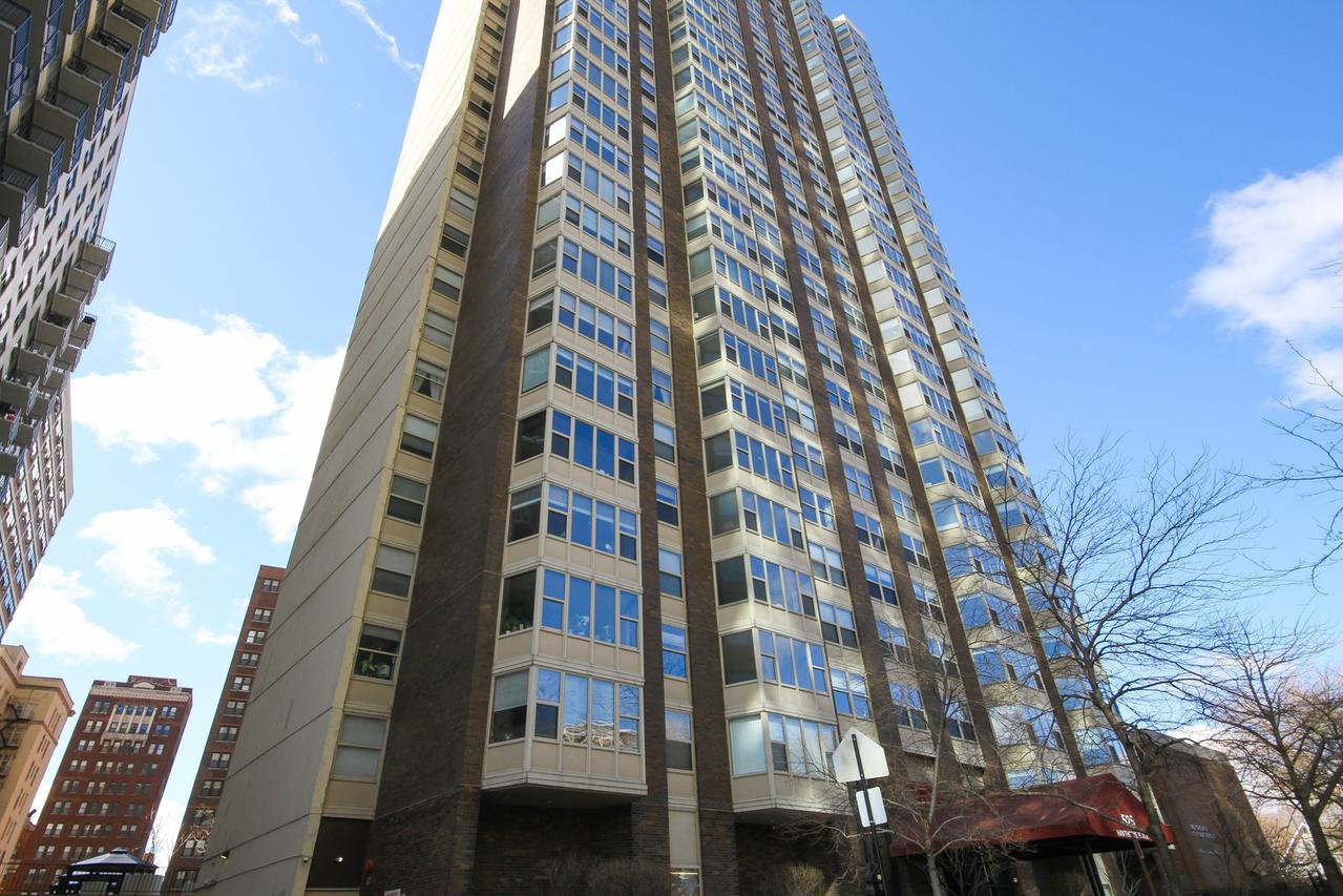 525 W Hawthorne Pl. #1002, Chicago, IL 60657