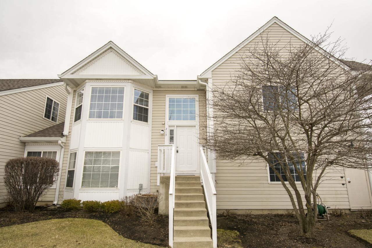 215 Hidden Creek Ln., North Aurora, IL 60542