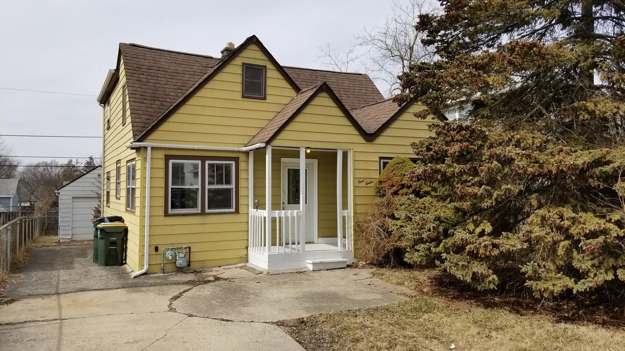 412 Kenwood Dr., Round Lake Park, IL 60073