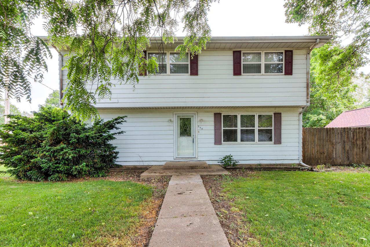 240 S 1st St., Deland, IL 61839