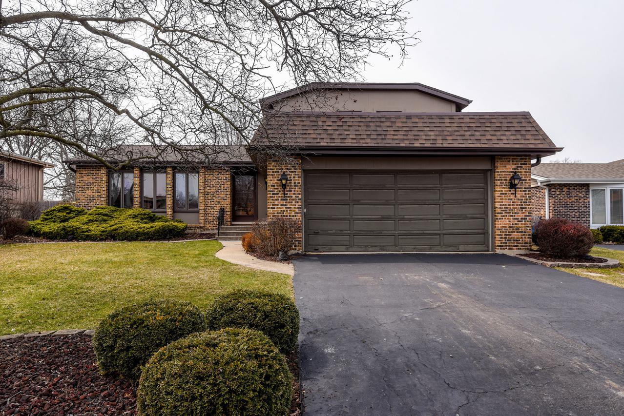 830 Kings Point Dr., Addison, IL 60101
