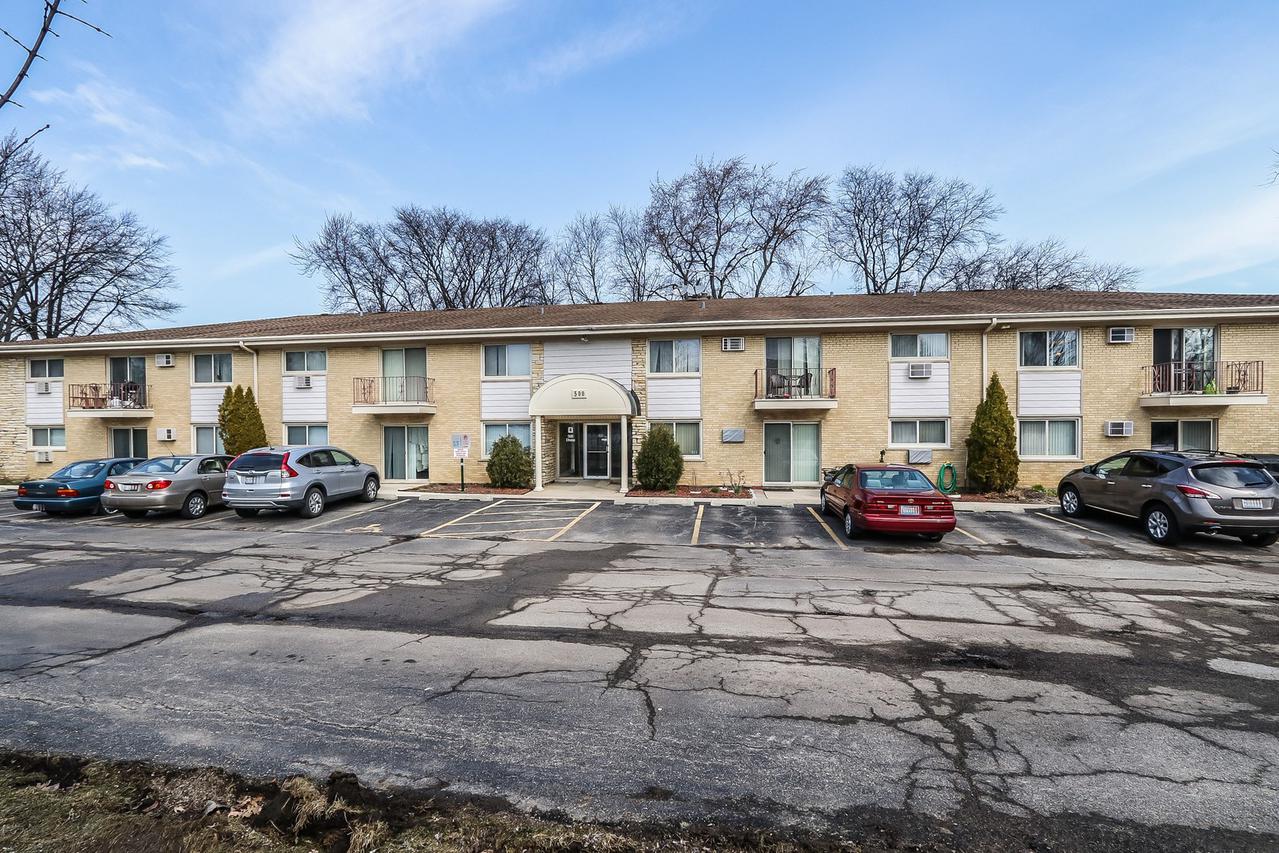 500 Chase Dr. #12, Clarendon Hills, IL 60514