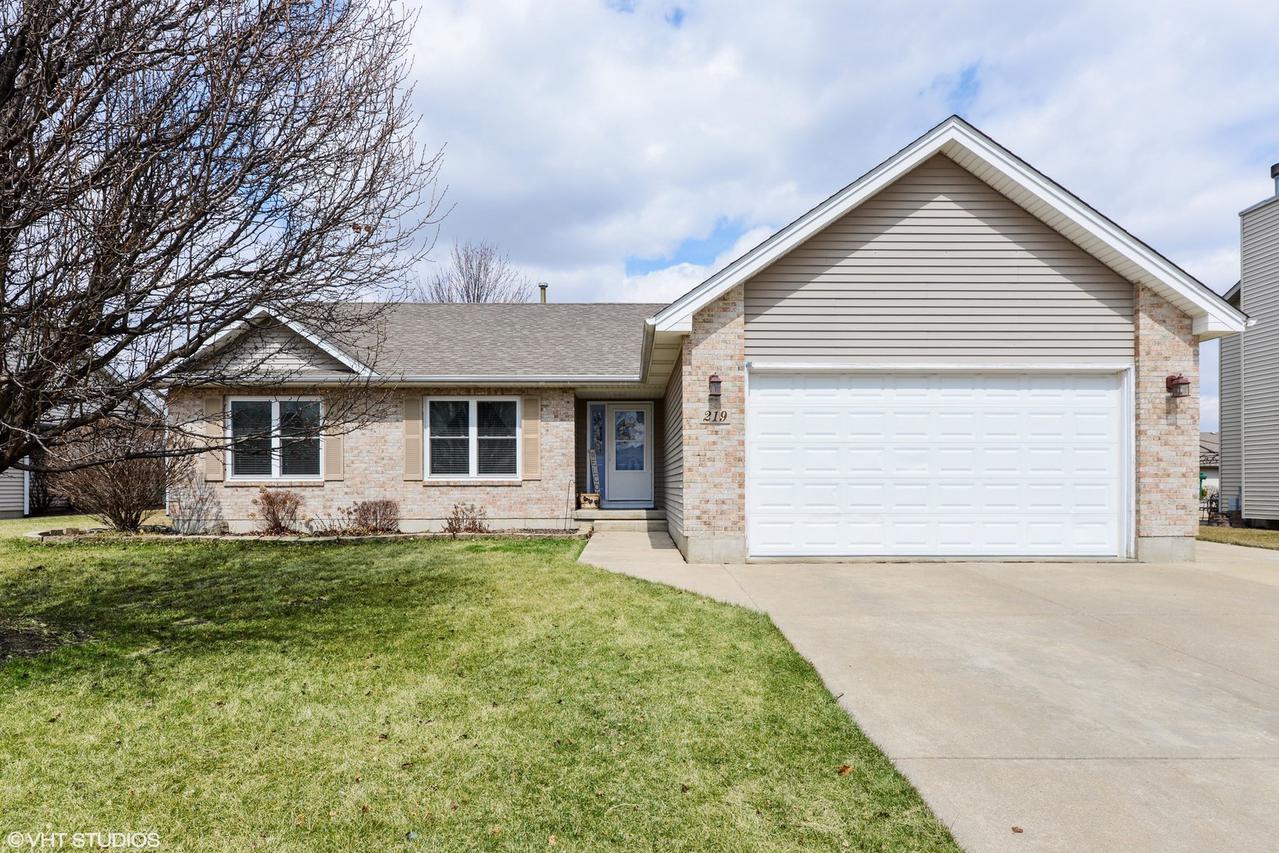 219 Ashwood Dr., Sycamore, IL 60178