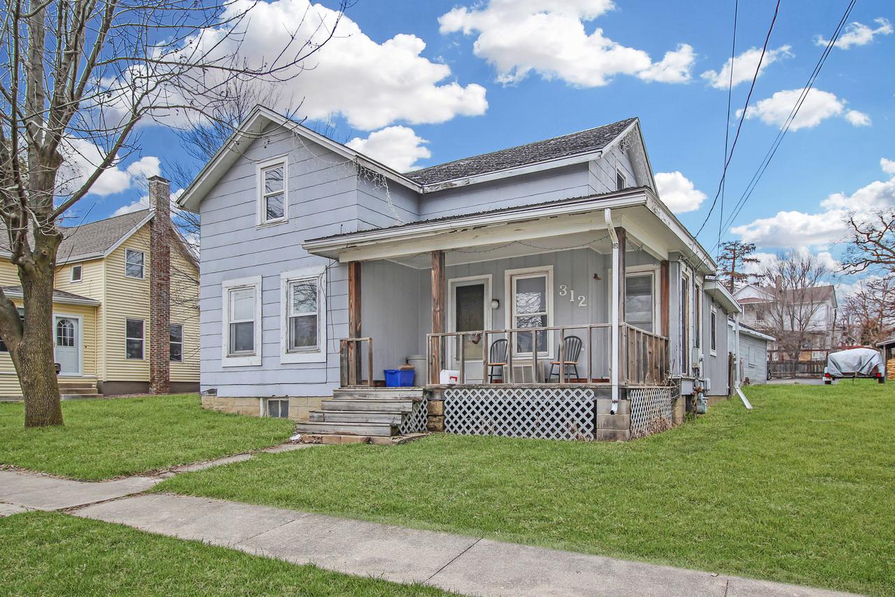 312 W Stearns St., Freeport, IL 61032