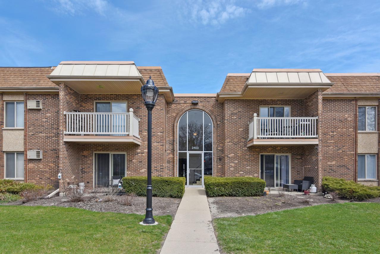 2403 N Kennicott Dr. #1B, Arlington Heights, IL 60004