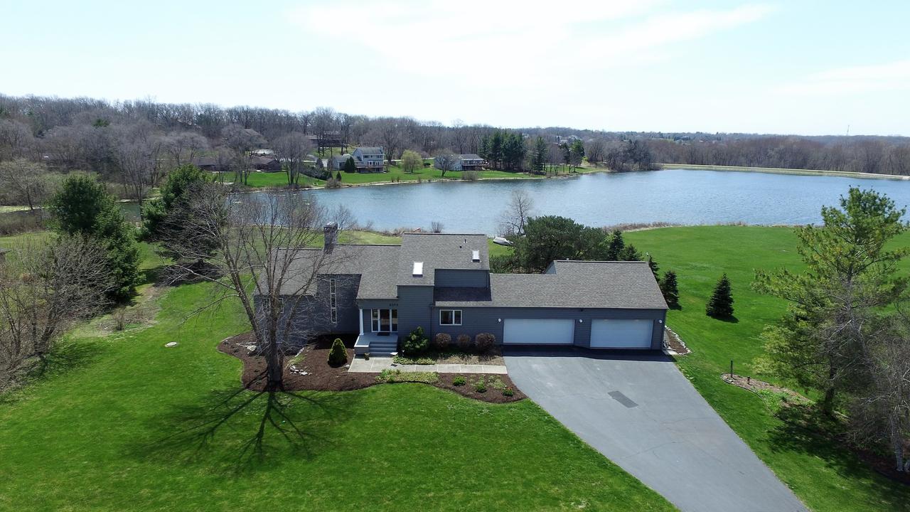 8273 Snaresbrook Rd., Roscoe, IL 61073