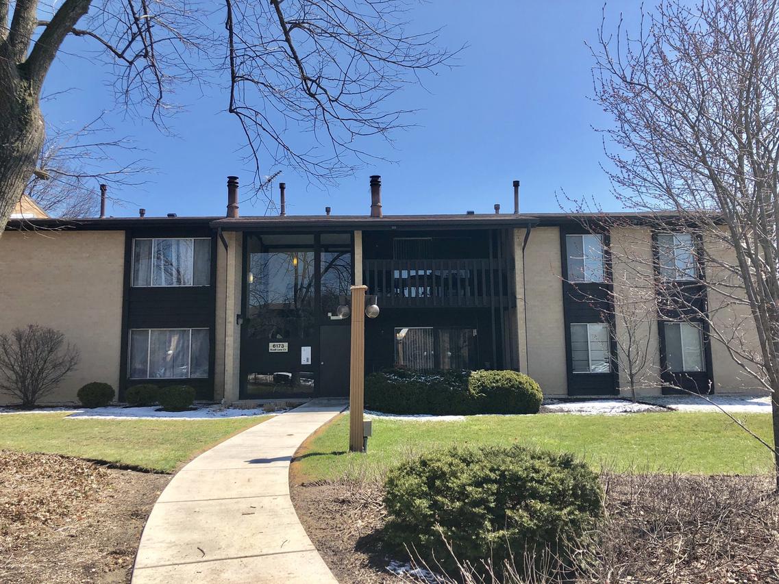 6173 Knoll Lane Ct. #104, Willowbrook, IL 60527