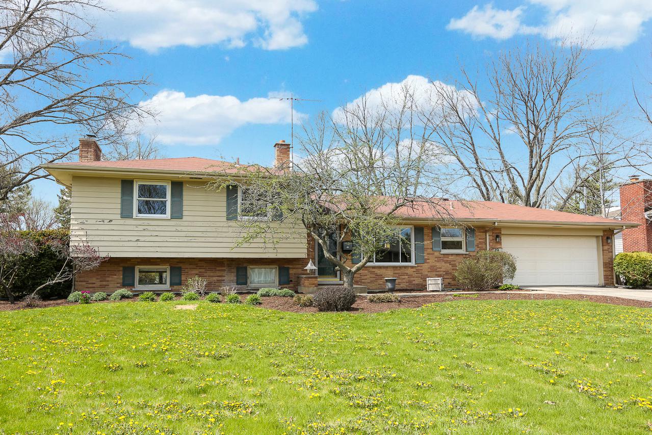 49 Robin Hill Dr., Naperville, IL 60540