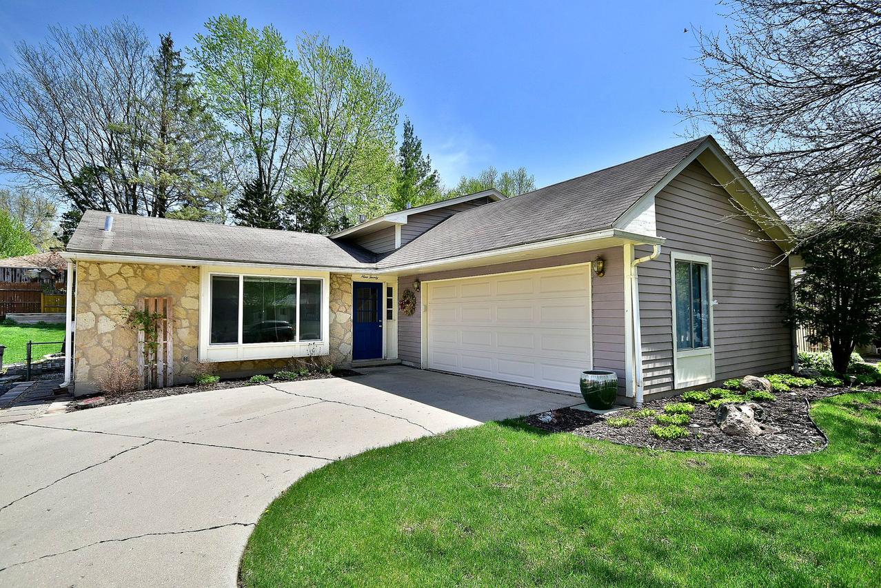 920 S 12th Ave., St. Charles, IL 60174