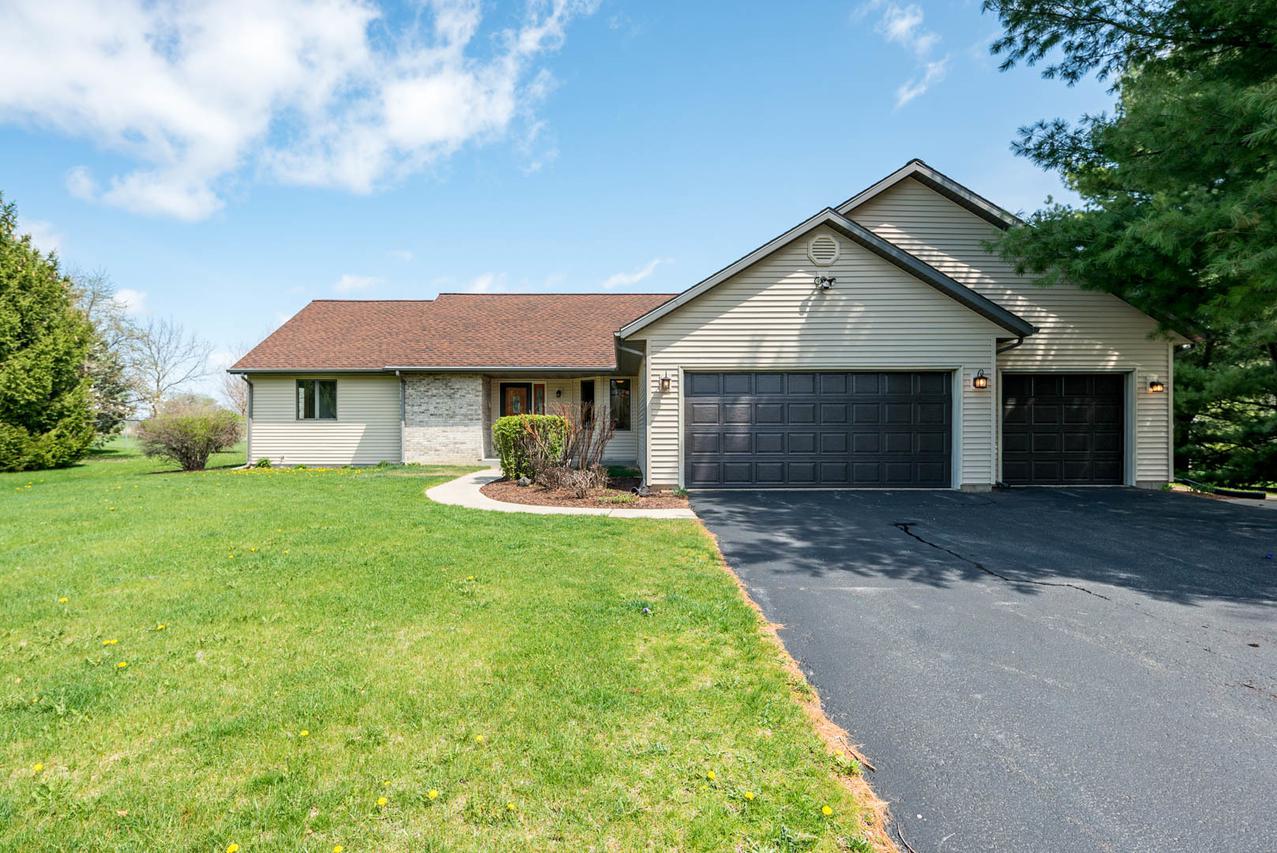 8564 Secret Way Dr., Roscoe, IL 61073