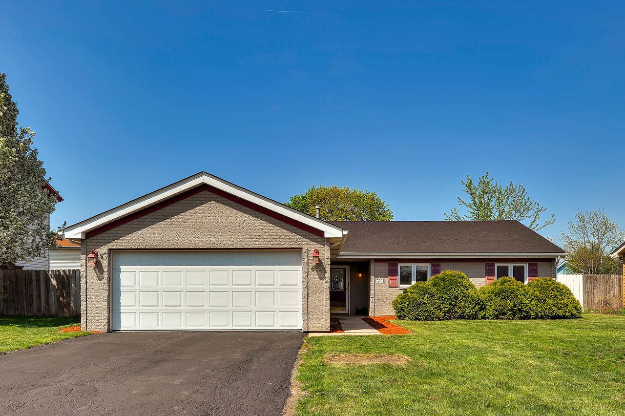 652 Chesapeake Dr., Bolingbrook, IL 60440