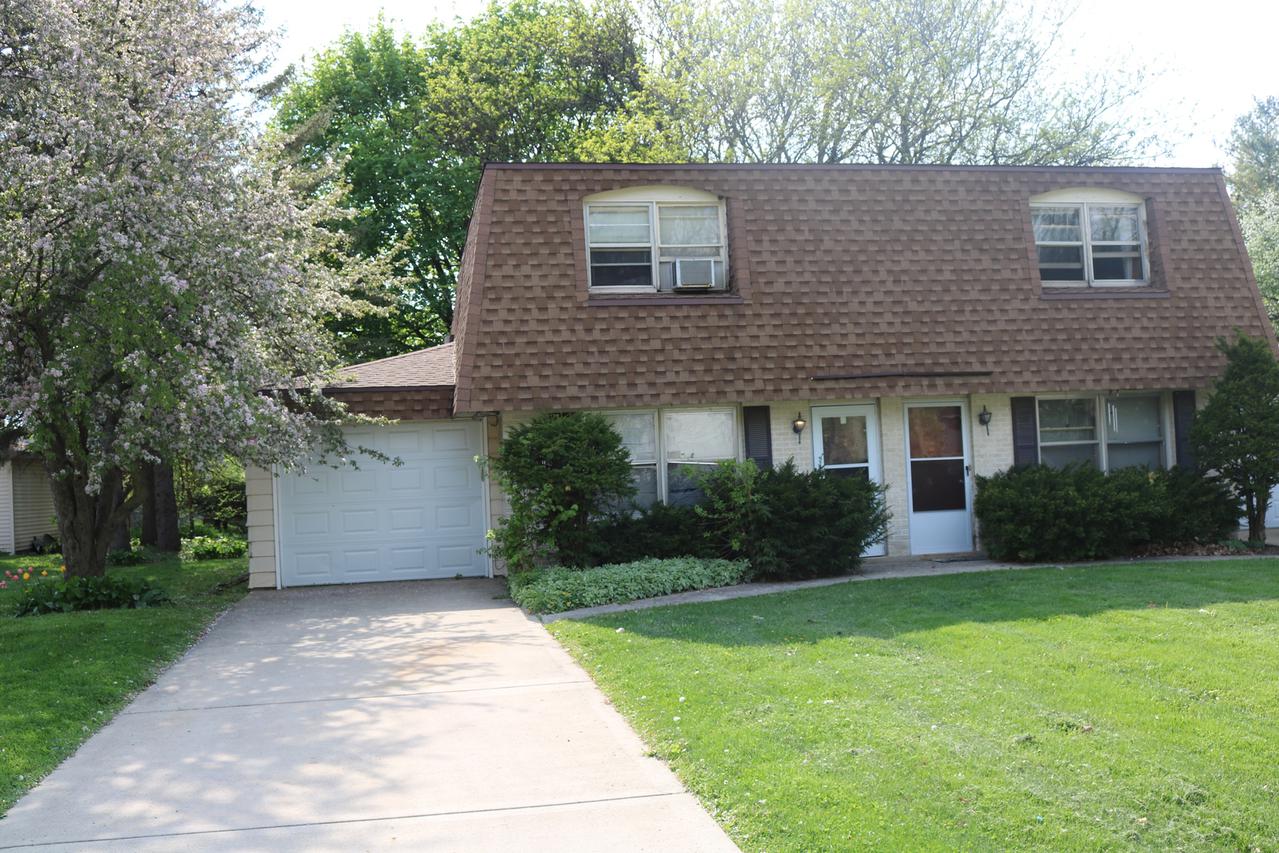 1940-42 Charles Ln., Aurora, IL 60505