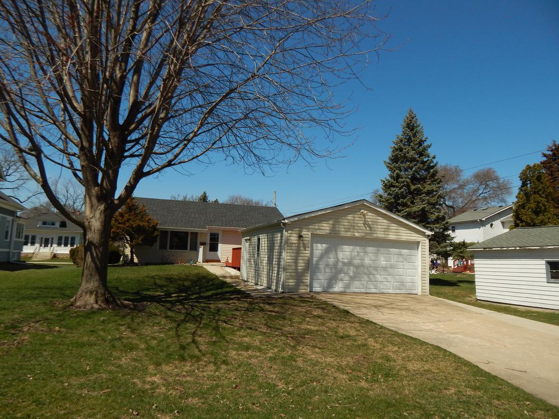 325 E 3rd St., East Dundee, IL 60118