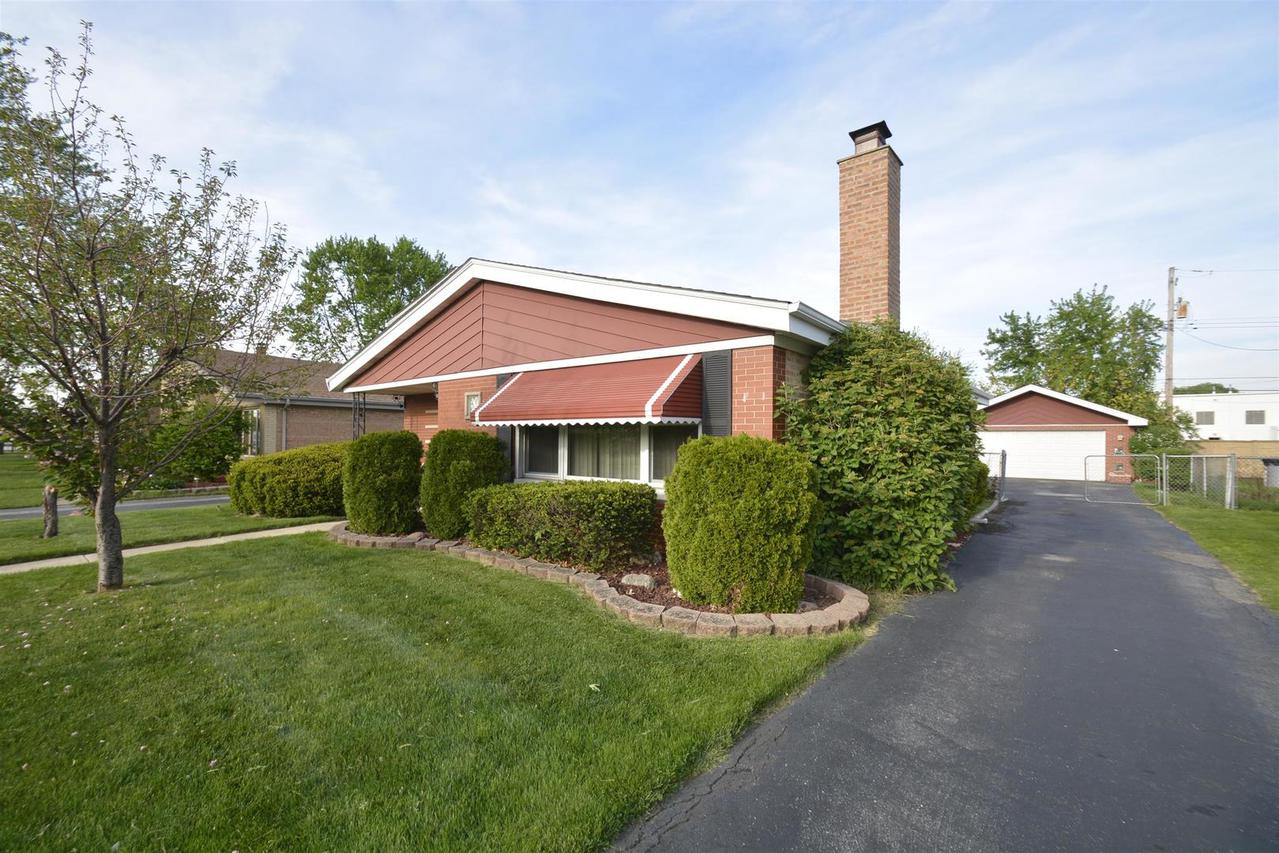 8913 S 49th Ave., Oak Lawn, IL 60453