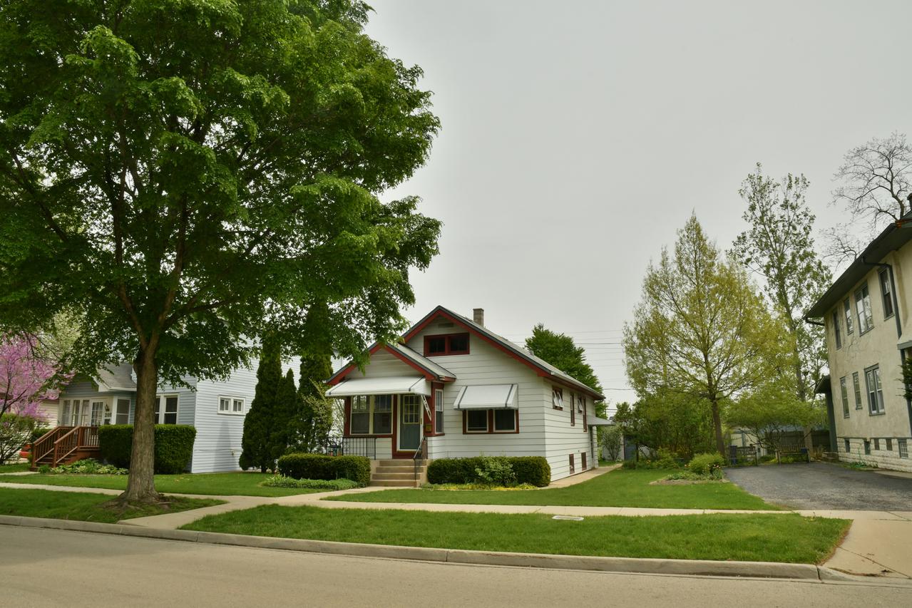 209 9th Ave., La Grange, IL 60525