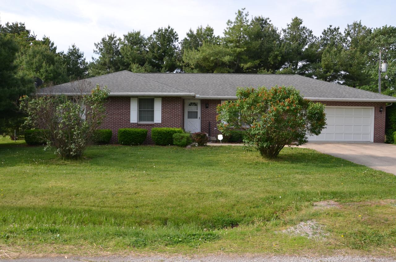 67 Front St., Hume, IL 61932