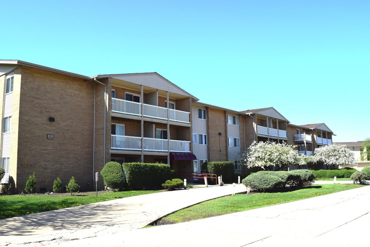 910 Beau Dr. #304, Des Plaines, IL 60016