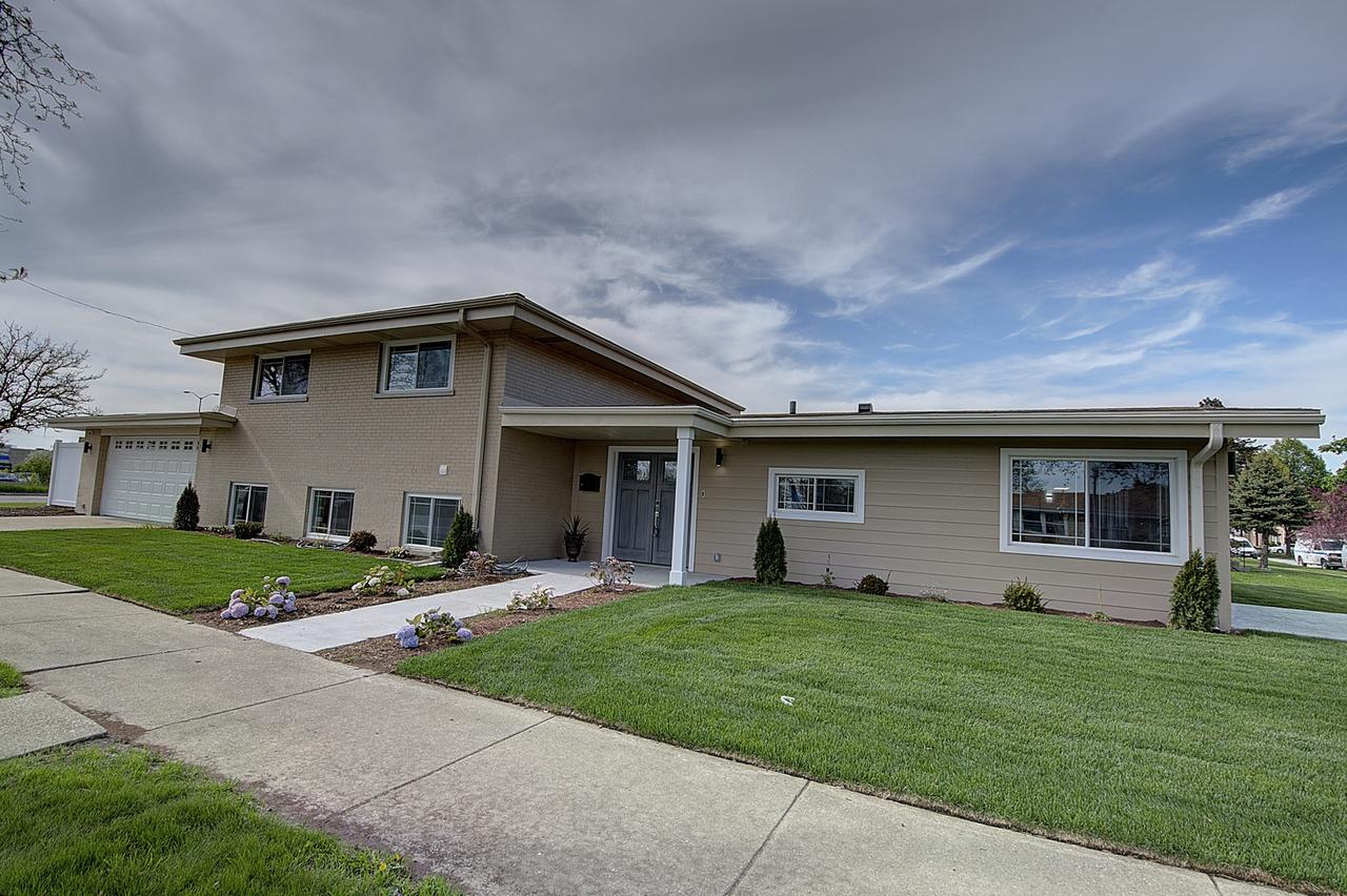 7800 Luna Ave., Morton Grove, IL 60053