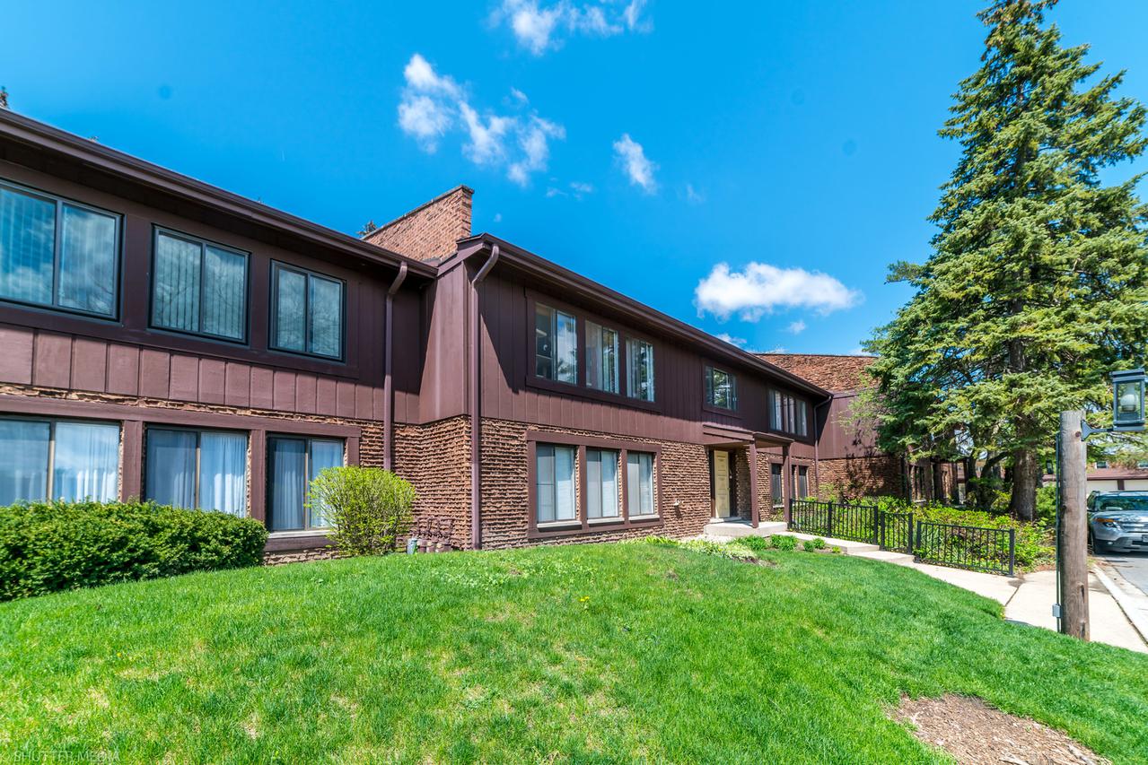 1316 Cass Lane West #201, Westmont, IL 60559