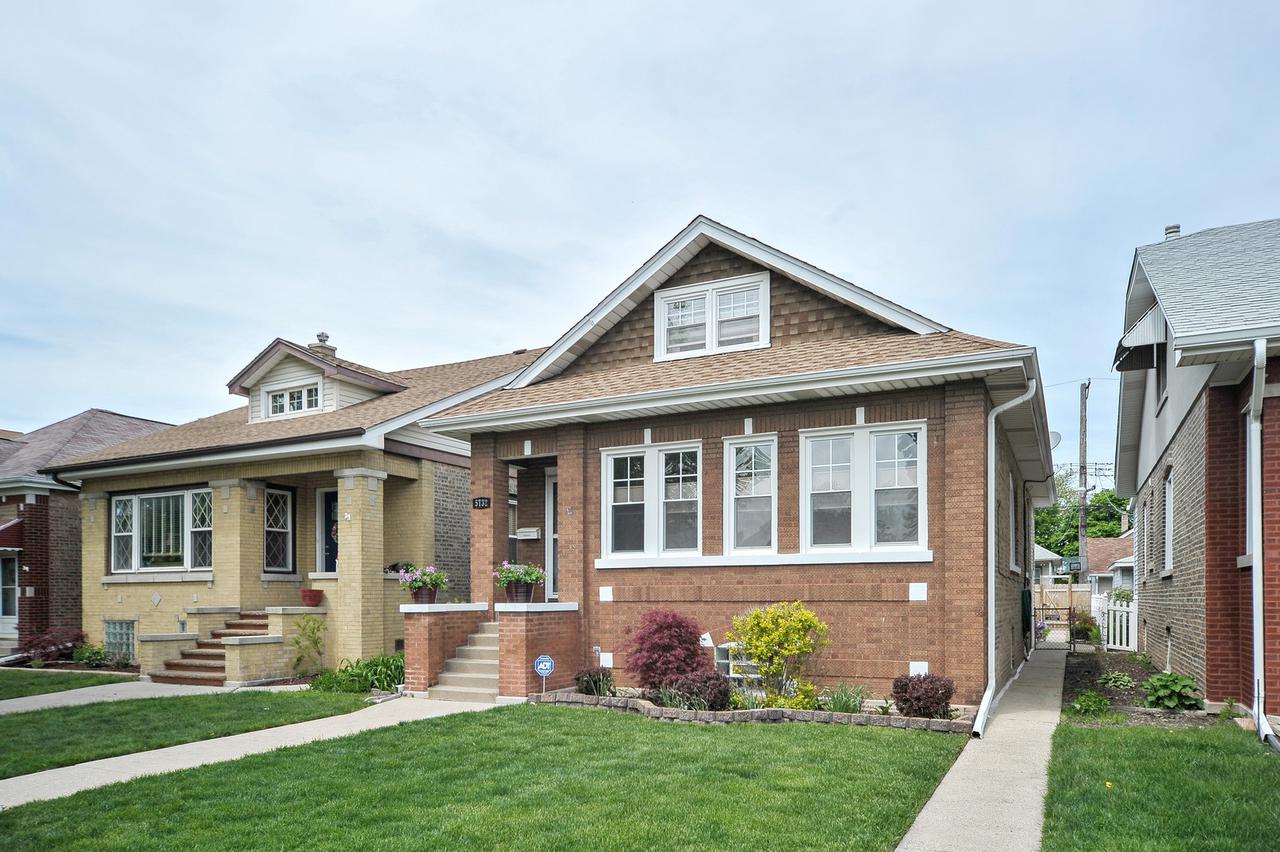 5732 W Eastwood Ave., Chicago, IL 60630