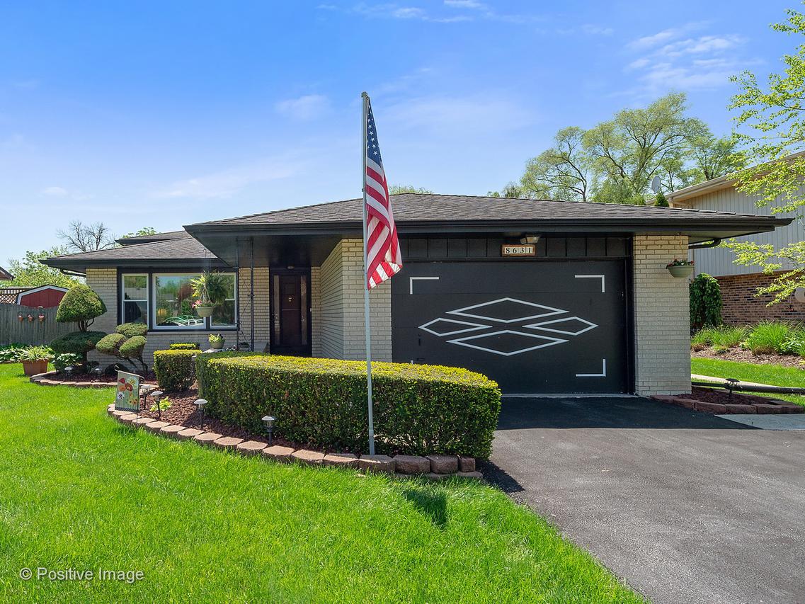 8631 W Sun Valley Dr., Palos Hills, IL 60465
