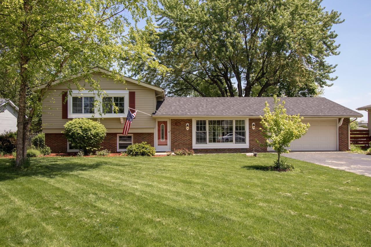 905 Birchwood Dr., Aurora, IL 60505