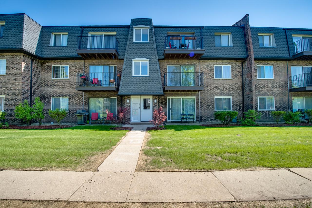 9407 Bay Colony Dr. #2E, Des Plaines, IL 60016
