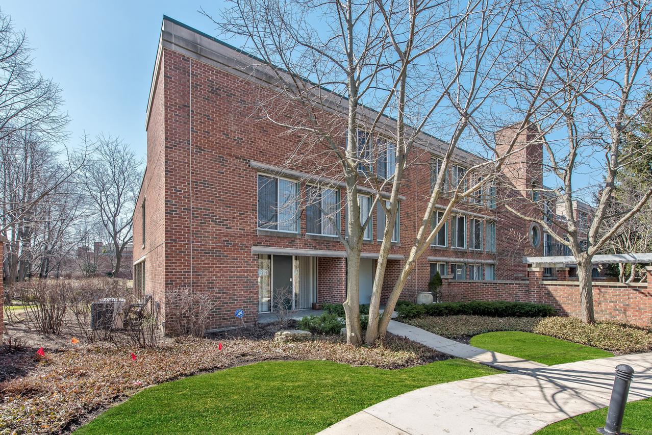 8070 Arbor Ln., Northfield, IL 60093