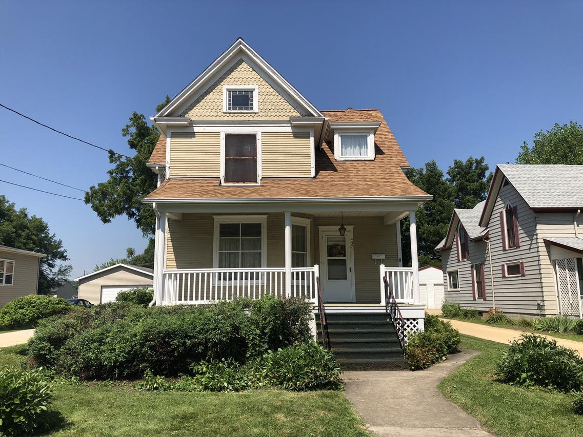 437 S California St., Sycamore, IL 60178