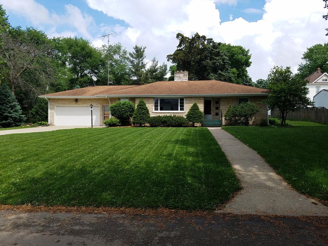 902 Paddock Ave., Ashton, IL 61006