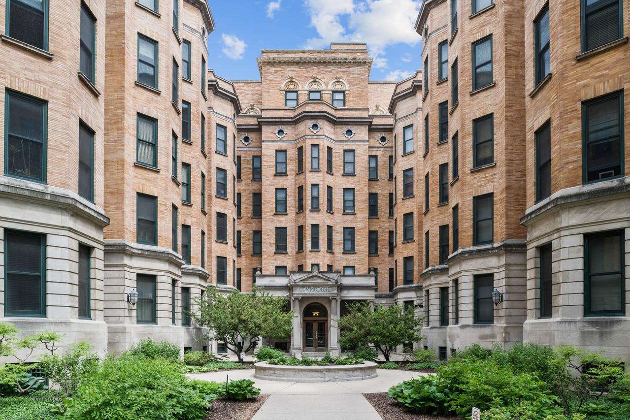 550 W Surf St. #308, Chicago, IL 60657