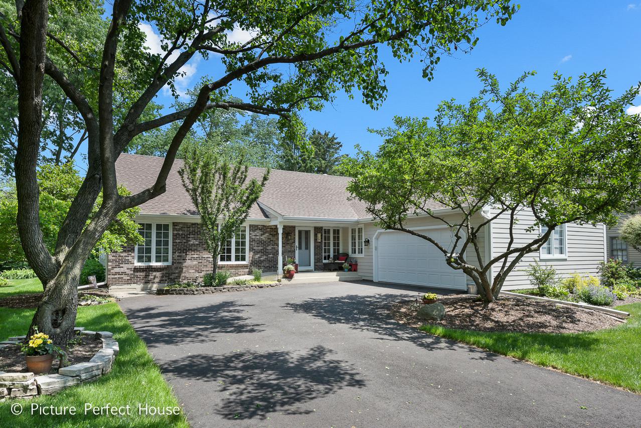 1227 Whitingham Cir., Naperville, IL 60540