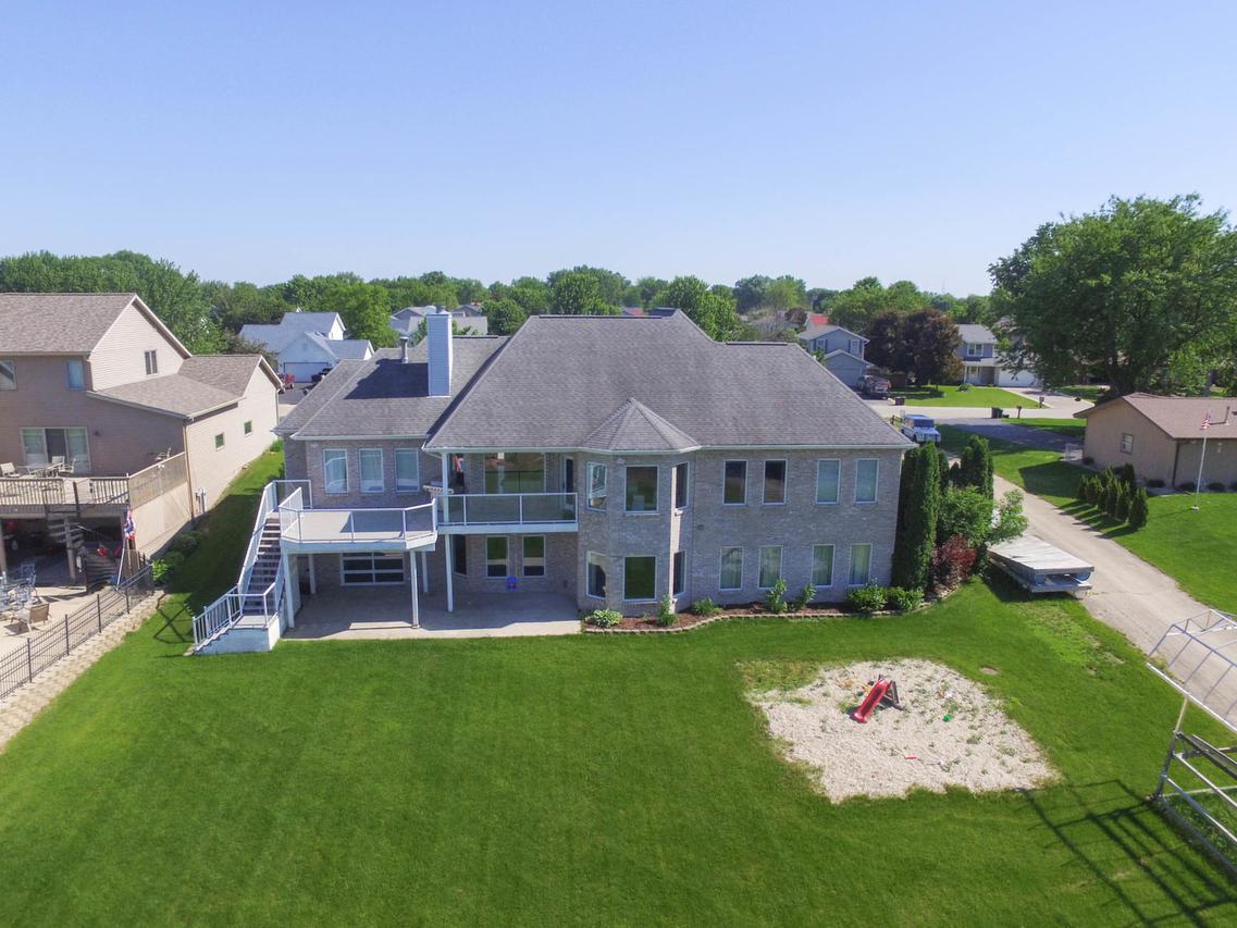 9924 Shore Dr., Machesney Park, IL 61115