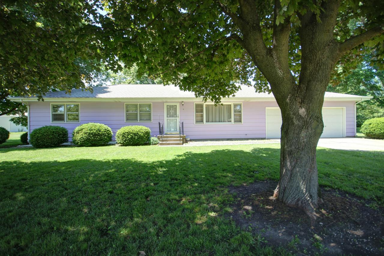10 E 1st St., Hume, IL 61932