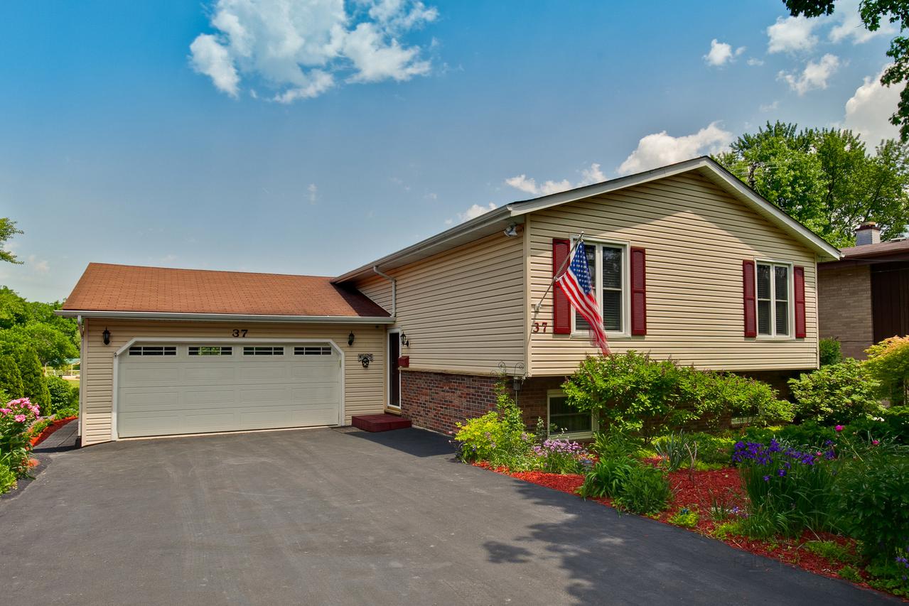 37 West Shore Dr., Grayslake, IL 60030