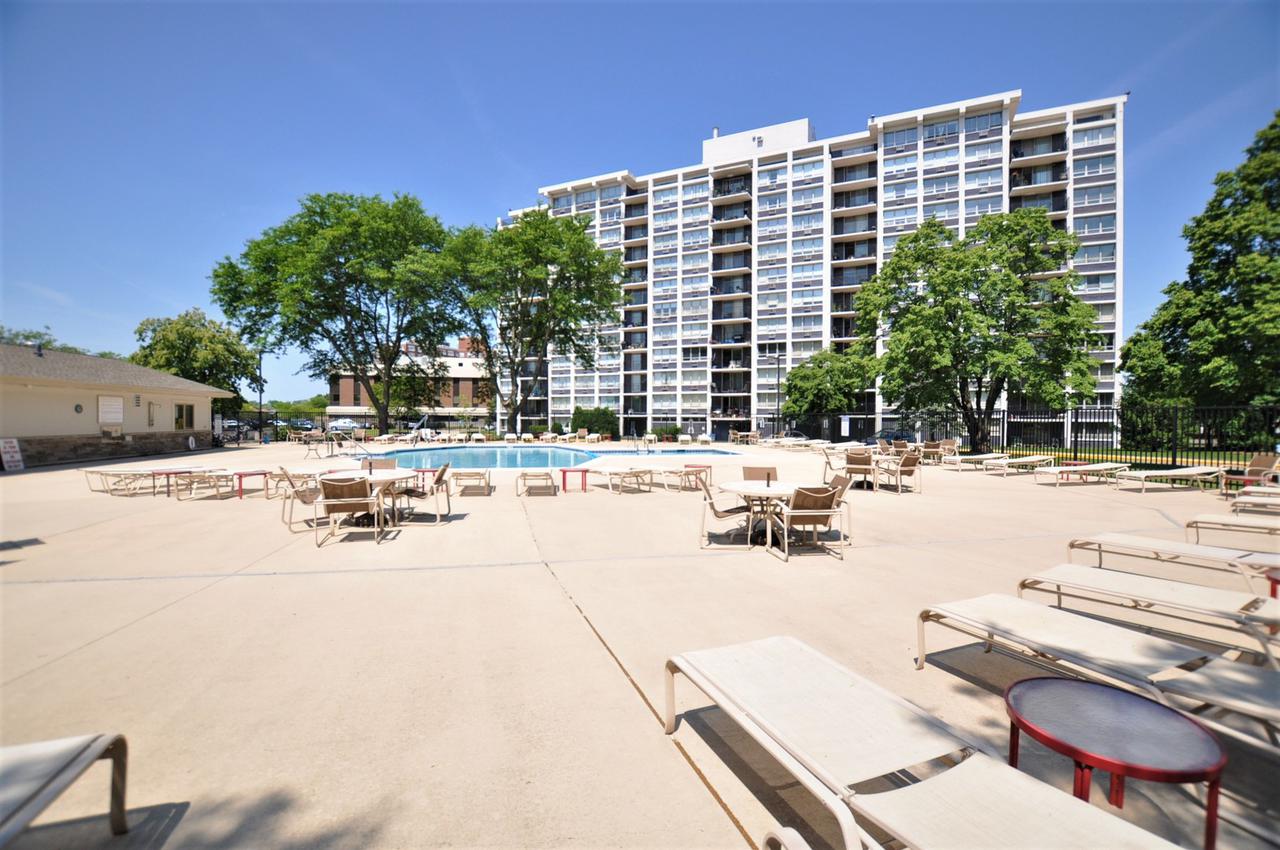 8815 Golf Rd. #9B, Niles, IL 60714