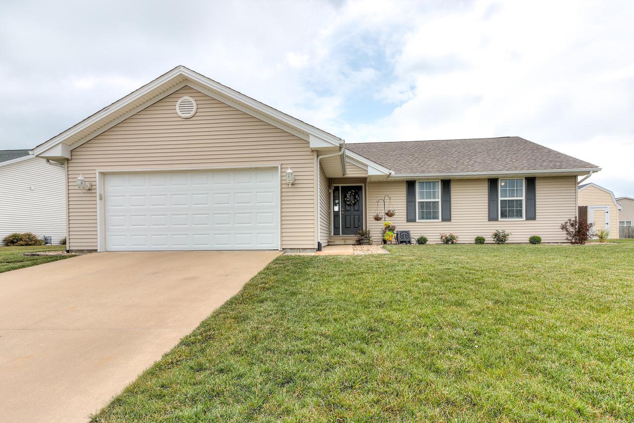 1015 N Possum Tr., Villa Grove, IL 61956