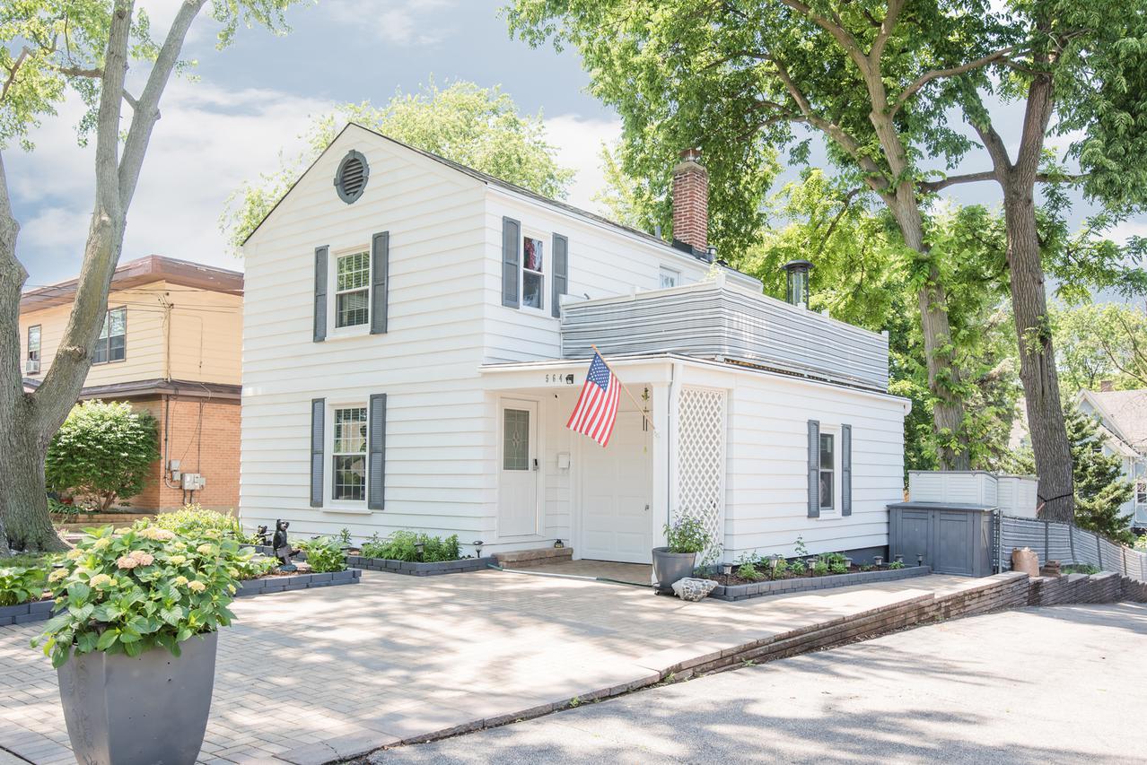 564 Mann Pl., Elgin, IL 60120
